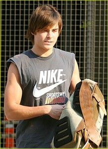  Zac wearing a chemise with the Nike logo<3