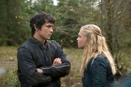  Bob Morley and Eliza Taylor in The 100