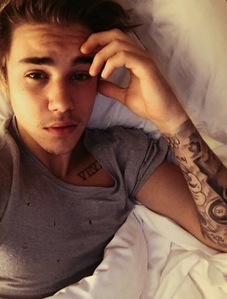  Bieber ベッド selfie<3