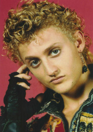 I liked Alex Winter from The হারিয়ে গেছে Boys, 10 years back for a couple years.