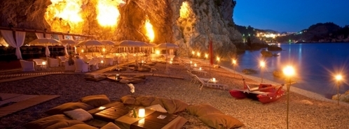  on a secluded пляж, пляжный in Italy at sunset,with romantic music,delicious Еда and a hot guy