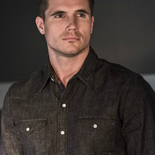  Robbie Amell