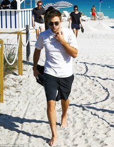 my hottie strolling the beach during the summer<3