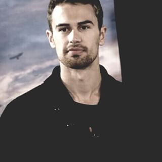  first it was Orlando,then came Robert,now it's Theo...I upendo the British babes<3