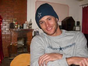  Jensen looking casual and comfy. Wanna cuddle up with him xD