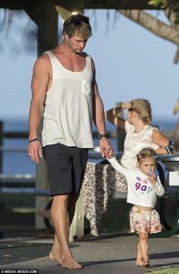  daddy Hemsworth with his adorable daughter,India<3