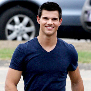  Taylor in a tight blue shirt<3