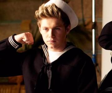  Niall Horan dressed as a sailor from the kiss tu música video.