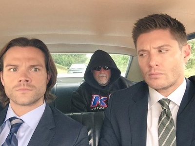  j2 in suits with their body guard in the back asiento