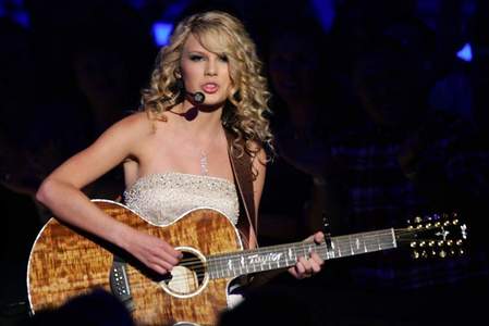 TAYLOR SWIFT PLAYING GUITAR