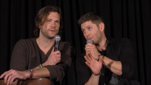 j2 showing their sexy hands