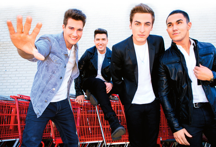  I really Amore Big Time Rush. Maroon 5 has some cool music, too.