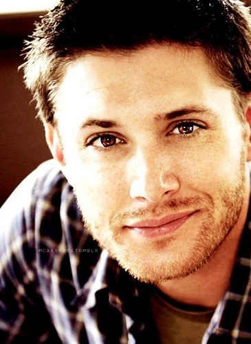 I think Dean has the best smile in Supernatural!!!