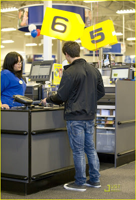  attention Best Buy shoppers...Taylor Lautner at register 6