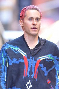  Jared...does his màu hồng, hồng hair also count?
