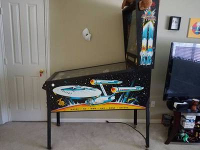  ster Trek 25 Anniversary Edition Pinball Machine in excellent condition. Everything works as it should with NO error codes. NO wear on the playfield. Excellent condition. Been in a private home pagina and smoke free. Rarely Played.