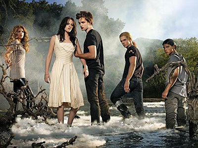  Robert with some of his Twilight co-stars<3