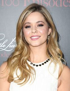  My favourite actress is Sasha Pieterse because she is an amazing actress and is part of my favourite series Pretty Little Liars. In pll she plays a character Alison she is the queen bee of her friend group and thats why i cinta her and i look up to her.