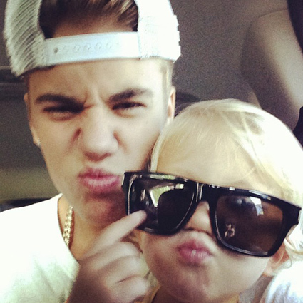  Justin and his little brother both being cute sa pamamagitan ng making squishy kissy faces