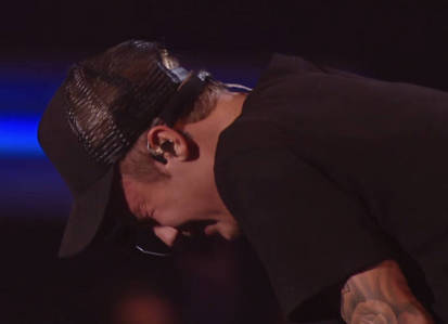  Justin in tears :( ...Vicky,your Canadian cutie needs a hug