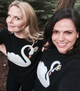 They might not be the closest but I do think they're still friends. I mean, Lana actually gave Jennifer some lessons on acting evil when she was preparing for the Dark Swan story arc, they would even have lunch together. If you look up pictures of them they are clearly friends. I mean, they're obviously not the closest of the main cast but there's still a friendship there. It's just that Jen being more introverted and Lana being more extroverted makes it more difficult.