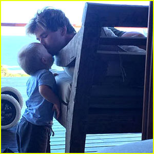  get ready to say awww....Chris Hemsworth getting an adorable 吻乐队（Kiss） from one of his twin sons