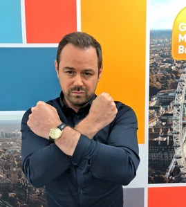 Danny Dyer doing the COME ON あなた IRONS sign for West Ham United ❤️❤️