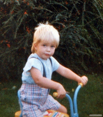  my blonde British cherub ángel when he was younger<3