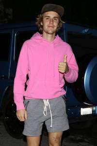  Justin in merah jambu