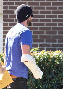  Liam Hemsworth with a cast on his arm.Poor guy:(