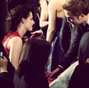  I Любовь how he's looking at her<3