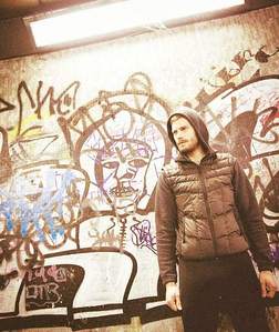  Jamie against a graffiti ウォール on BBC's The Fall