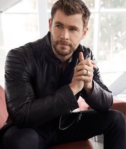  handsome Hemsworth from this tahun