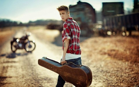  Justin on an empty road all سے طرف کی himself