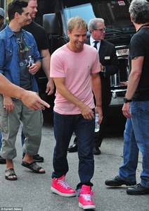  Brian in berwarna merah muda, merah muda kemeja and shoes