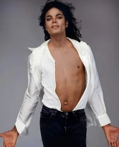  He is dead but Michael Jackson. He is talented and the most sexiest voice I've ever heard. He is to attractive And sexy. Who wouldn't fall in 愛 with him? 🤤🥵☺😚
