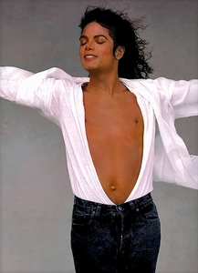 Michael Jackson! Even though he's dead, I still have a crush on him. He is to dang attractive. Whenever I see him do something sexy I blush deep red. He is to sexy. 🤤☺🥵😚