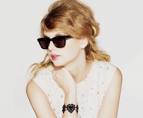 Hey people! Post a pic of  Taylor .....