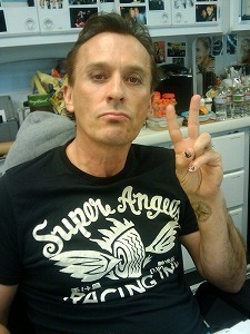  Post a pic of your fav actor making the peace sign