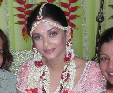  post a pic of aish in her wedding