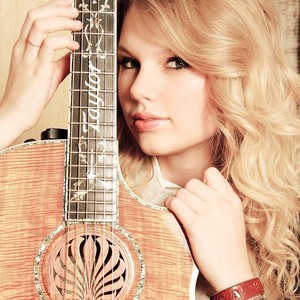  Round 2 : Post an picture of Taylor with her guitarra <3