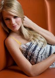  Post a pic. of Taylor with straight hair,Good Luck :D