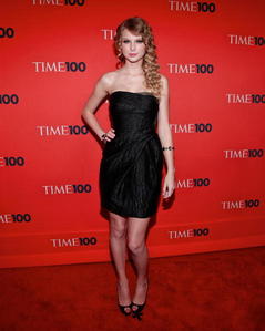  Post a pic of Taylor rápido, swift in a strapless dress,like the one pictured below.