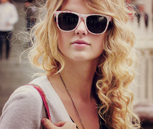 CONTEST<3 POST A PIC OF TAYLOR WEARING PINK ACCESSORIES 