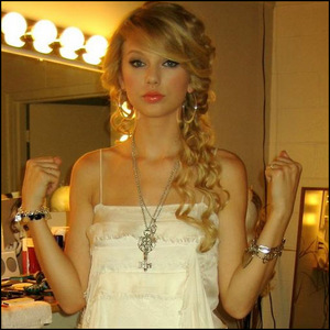  Post a pic of Taylor wearing jewelry,Can be necklace,braclets,earrings.Preferably all 3.