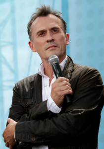  Post your fav actor holding a microphone.