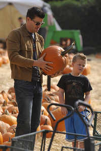  Post a pic of your actor doing something to celebrate autumn / Halloween ...