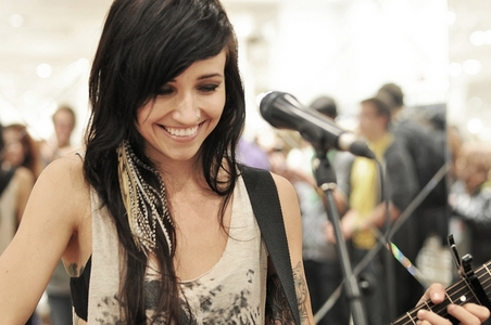 Post a pic of your favorite singer LIGHTS <3