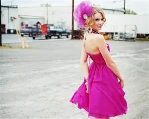  Post a pic of Taylor wearing a cute rosa, -de-rosa dress!