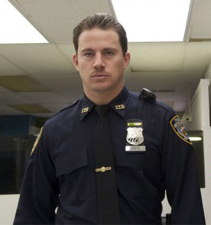  Post a pic of an actor in one of the following:fireman,police 或者 paramedic uniform.No pictures of my Robert but here is Channing Tatum in a police uniform.